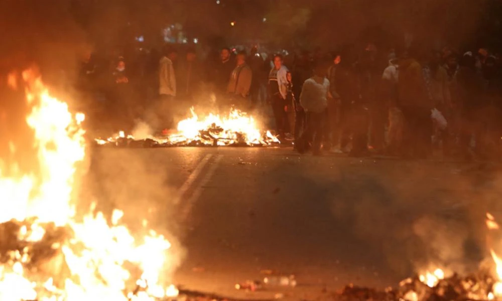 Σε μια ακόμα διαμαρτυρία προχώρησαν Ρομά για το θάνατο του 17χρονου: Επεισόδια σε Θεσσαλονίκη – Νομισματοκοπείο – Θήβα (Βίντεο)